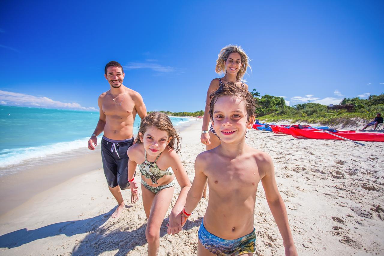 La Torre Resort All Inclusive Porto Seguro Dış mekan fotoğraf Family on a beach